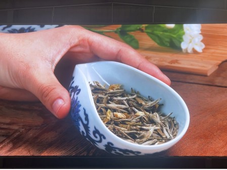 圖木舒克通山縣培訓(xùn)學(xué)校室內(nèi)全彩P2.5安裝完畢   尺寸:8.96X4.64   像素點(diǎn):3584X1856