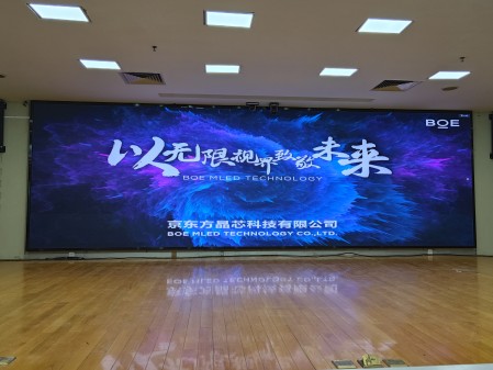 黑龍江丁字橋***公司BTQ020安裝完畢，尺寸7.68x2.4m，像素點(diǎn)3840x1200
